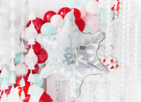 A snowflake-shaped foil balloon, dimensions 64 x 66 cm, with a holographic effect