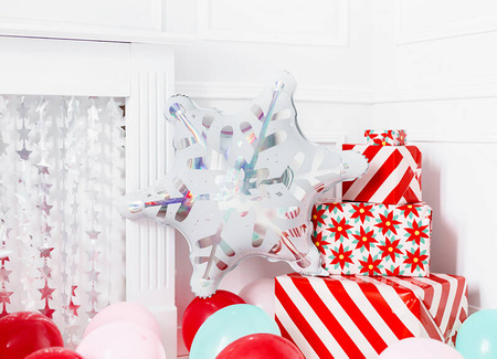 A snowflake-shaped foil balloon, dimensions 64 x 66 cm, with a holographic effect