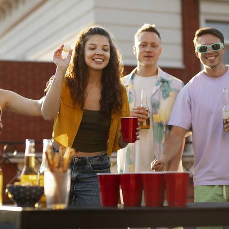 Bier-Pong-Spiel, 50 Becher