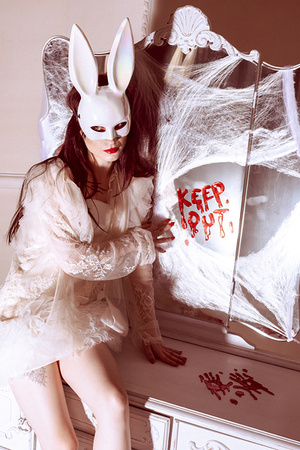 Rabbit Mask White Opal 16.5x34 cm